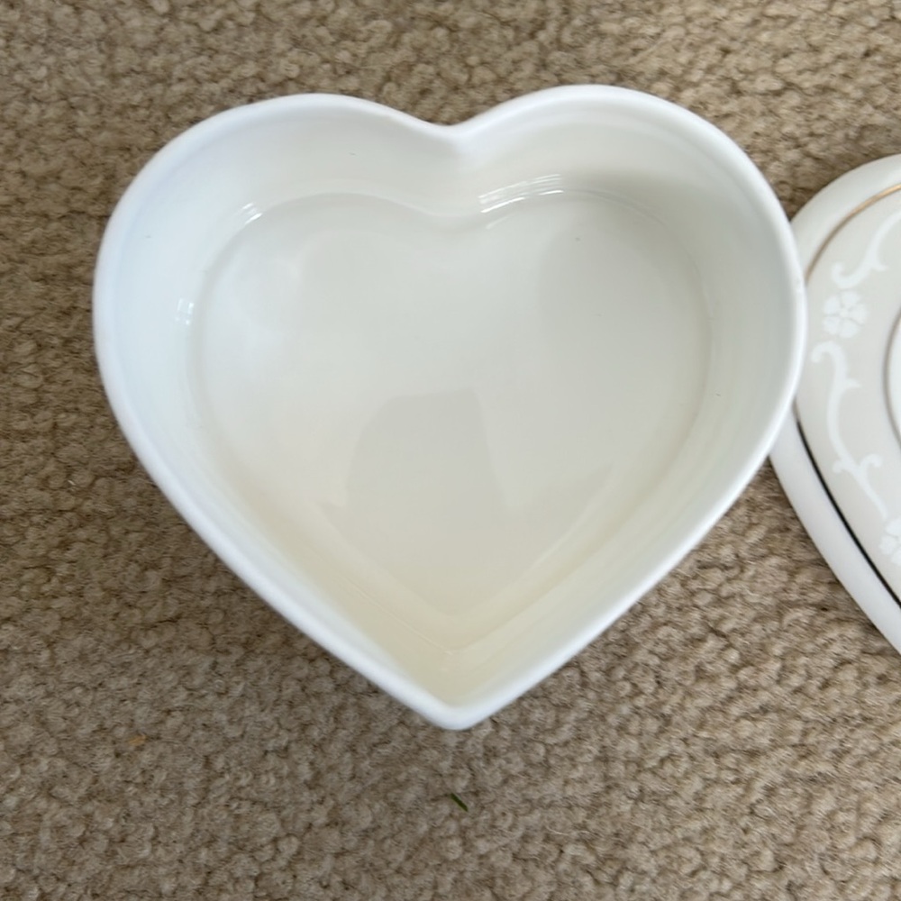 Wedgewood Icing ivory Porcelain Heart Shaped Trinket Box - Picture 2 of 7